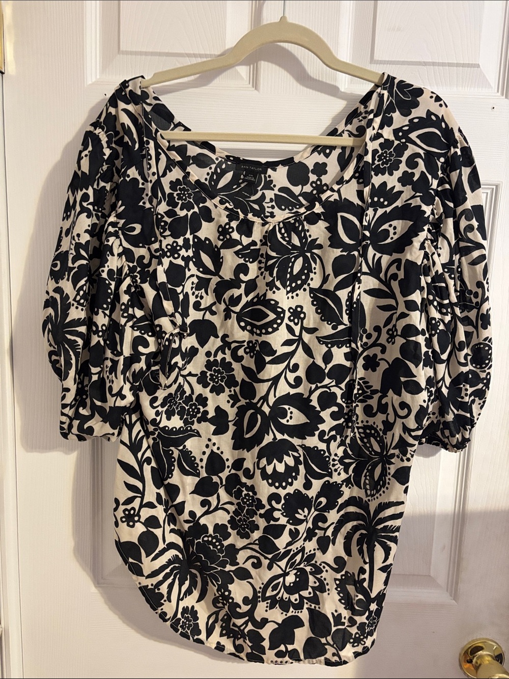 Ann Taylor Black and White Floral Puff Sleeve Blouse